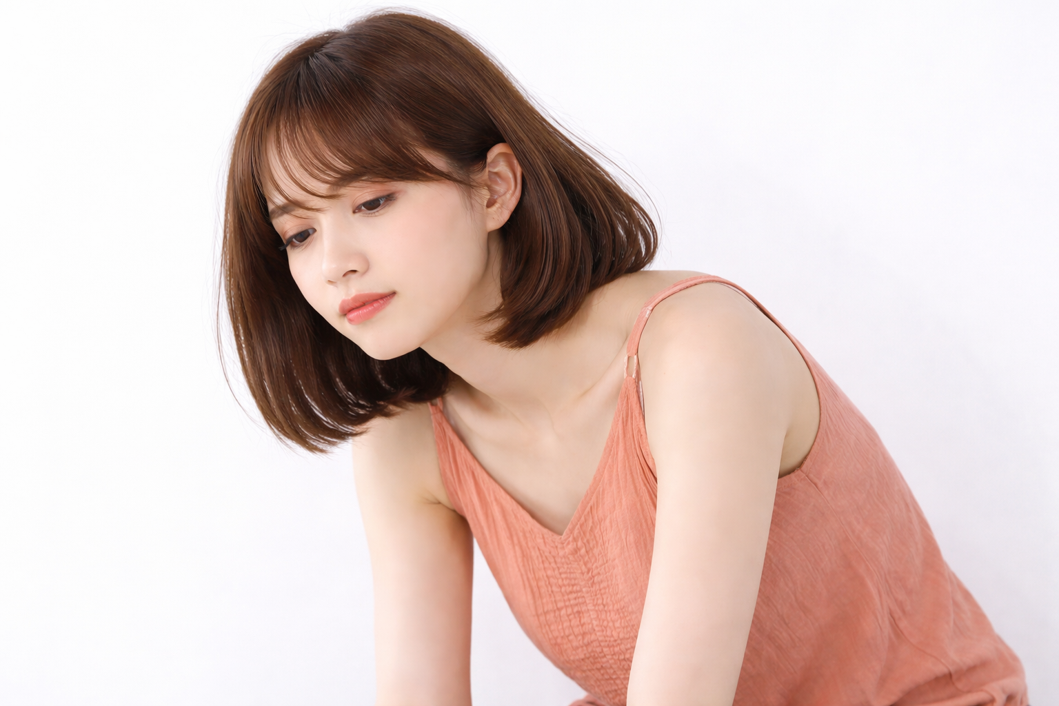 うつむきながら不調を感じている様子の女性