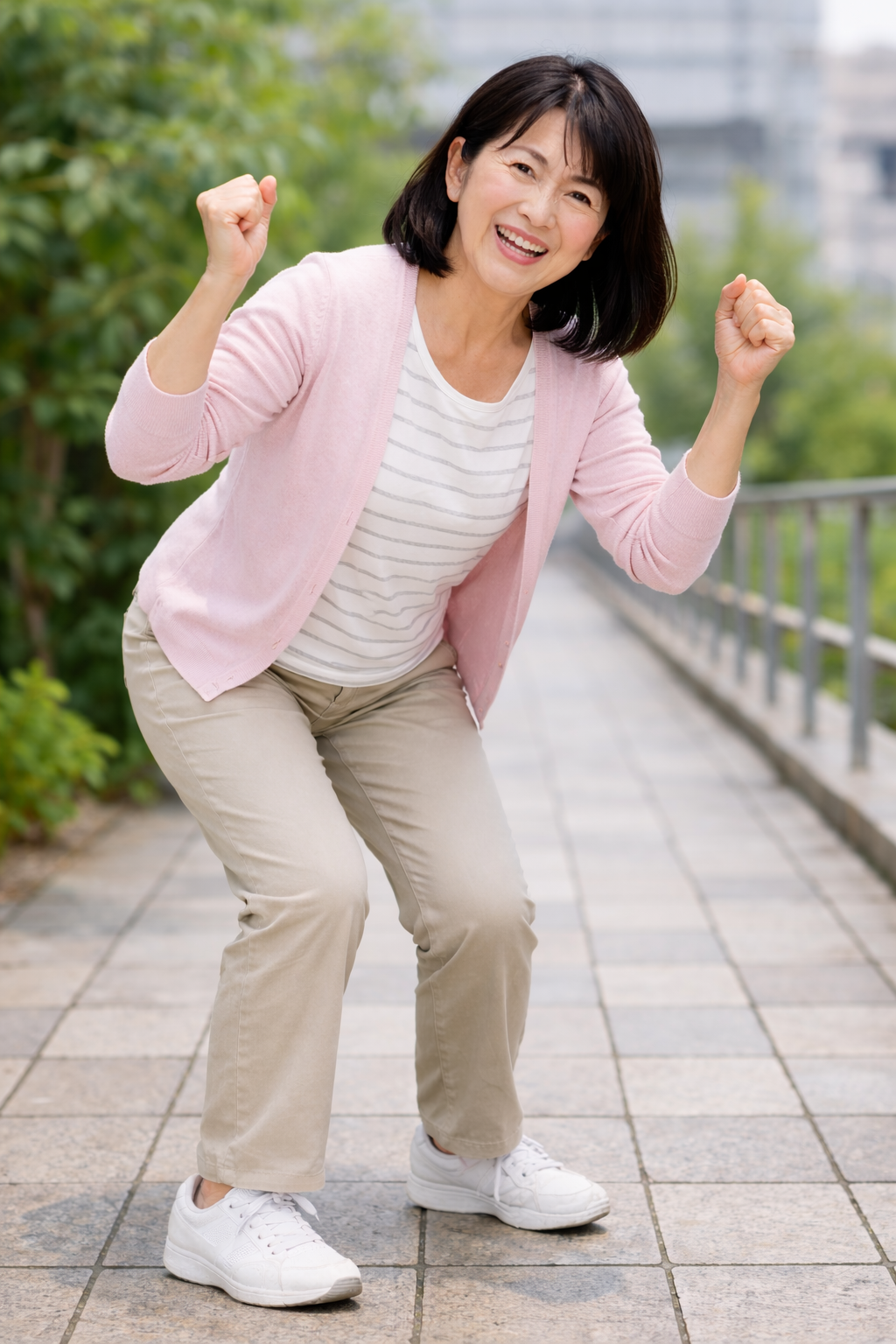 脚の痛みやしびれが改善し、笑顔でガッツポーズをする女性。椎間板ヘルニアや坐骨神経痛の回復後イメージ。