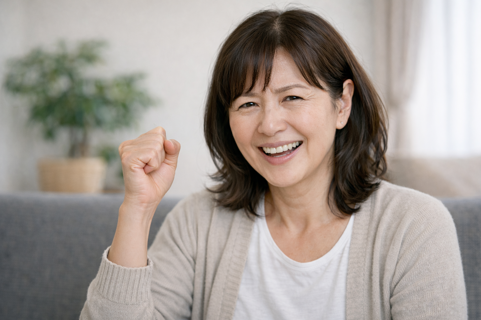 親指の痛みが改善し、笑顔で手を握る女性。母指CM関節症の施術後の快復イメージ