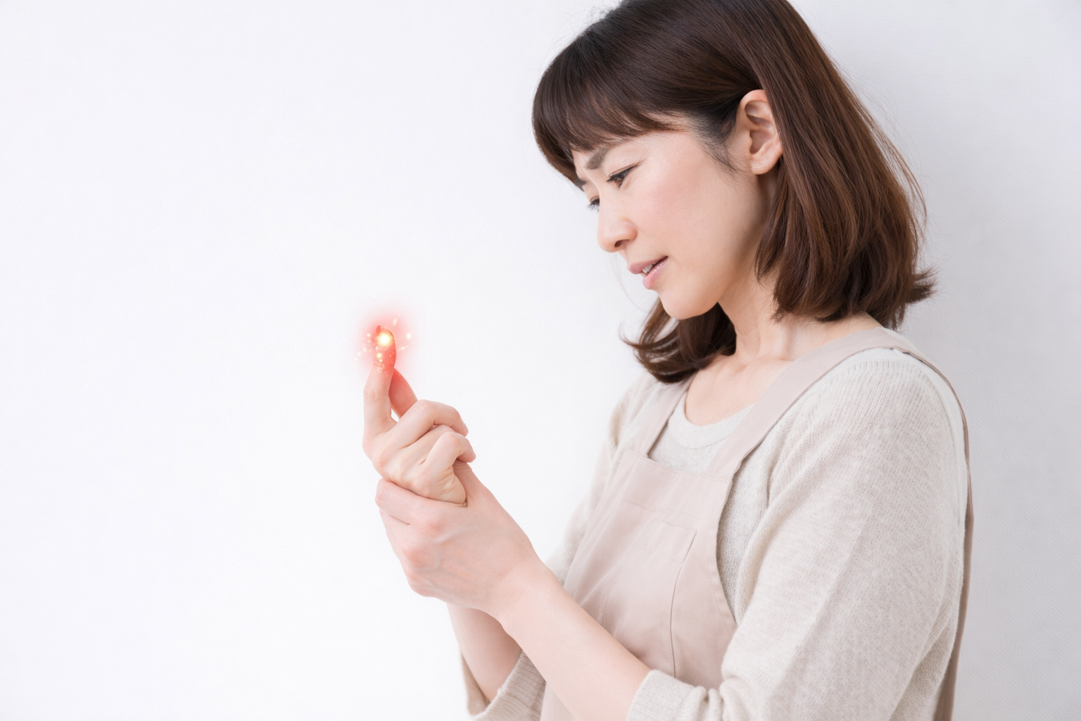 指先のしびれに悩む女性｜日野市・八王子市のからだケア整骨院