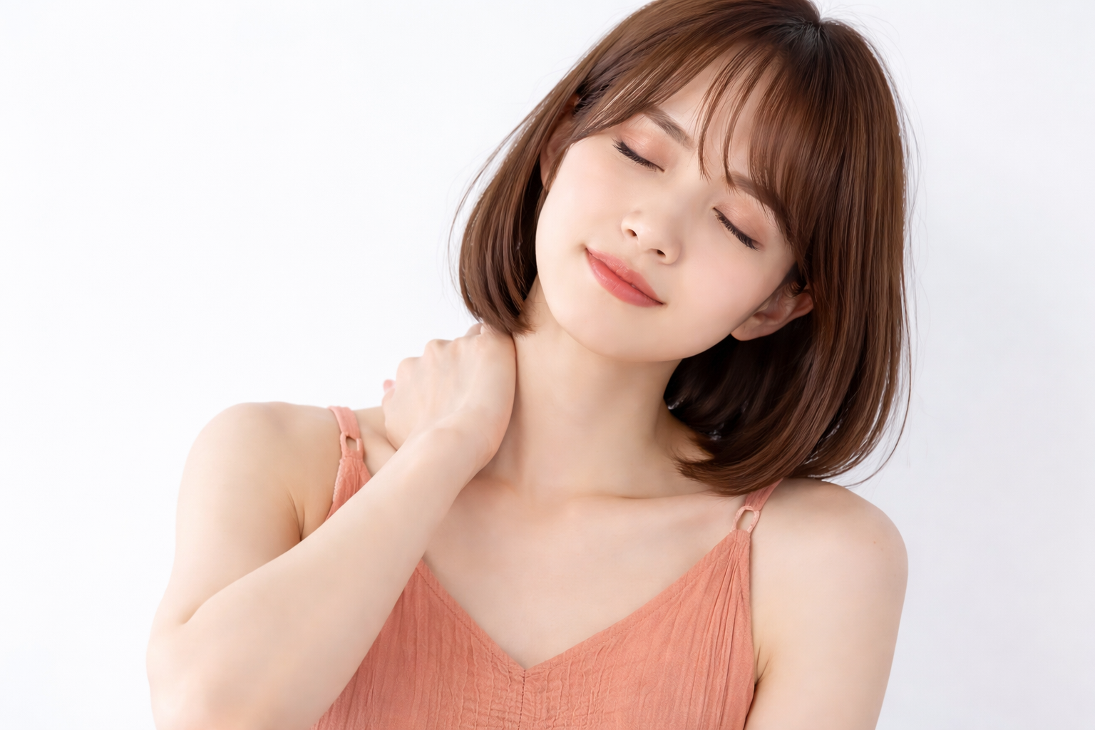 首に違和感を感じて手を当てる女性