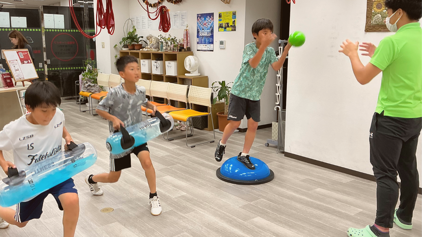 整骨院で体幹強化とバランストレーニングを行う小学生クラスの様子