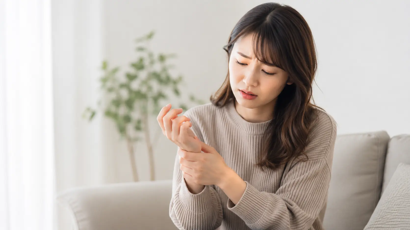 日野市　からだケア整骨院グループ　交通事故後に手のしびれで悩む女性。交通事故後の手のしびれはからだケア整骨院へ